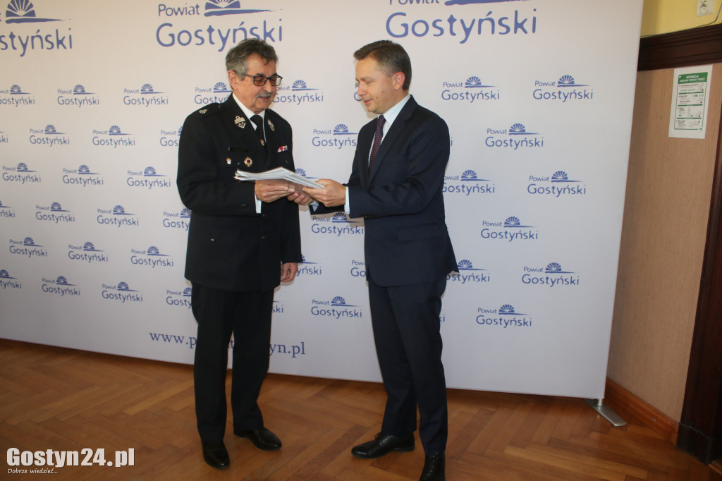 Rozdanie dotacji dla organizacji pozarządowych w powiecie