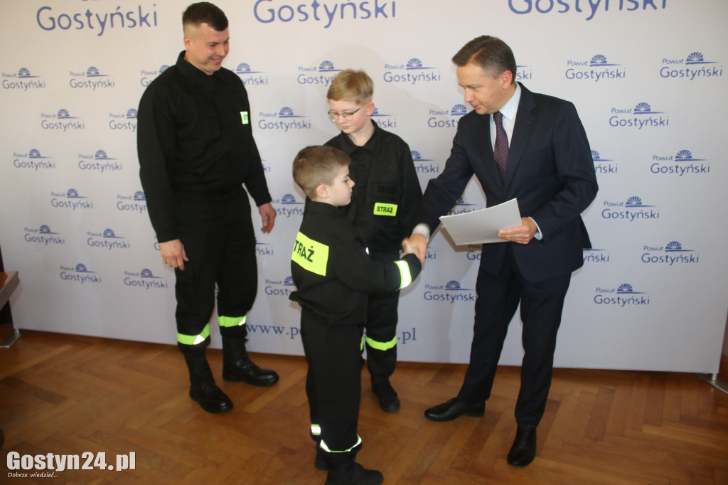 Rozdanie dotacji dla organizacji pozarządowych w powiecie