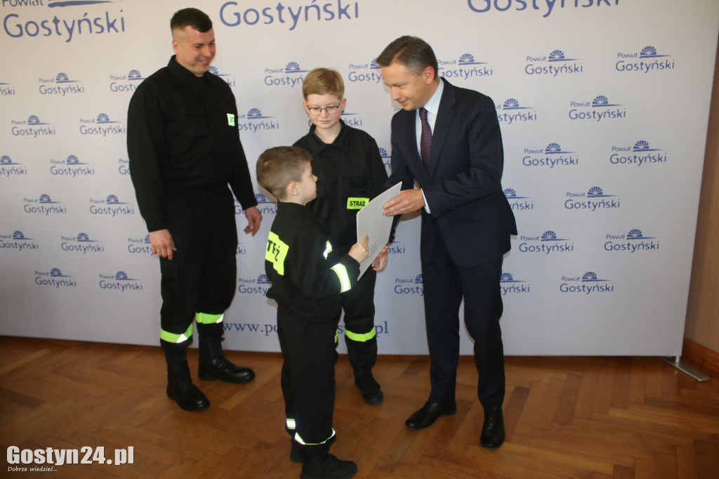 Rozdanie dotacji dla organizacji pozarządowych w powiecie