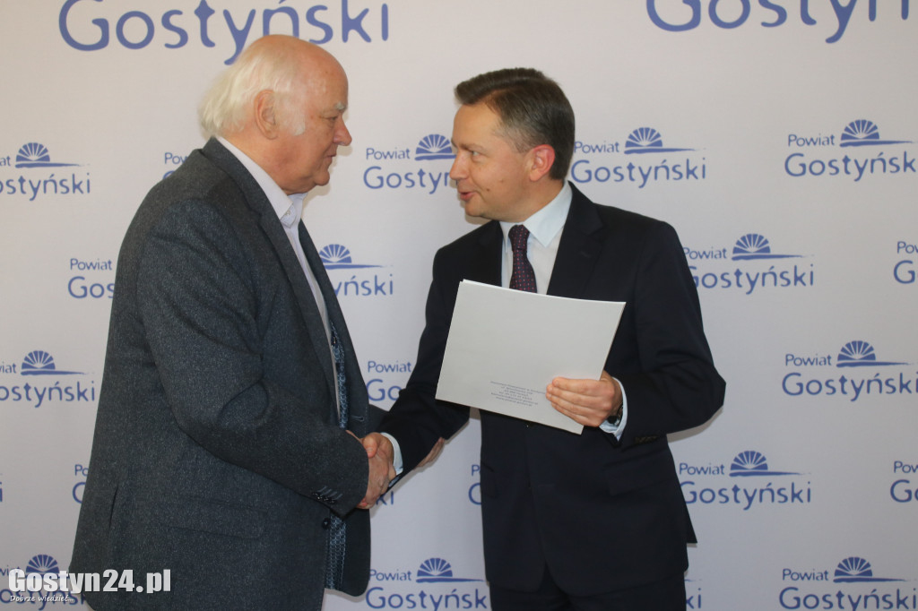 Rozdanie dotacji dla organizacji pozarządowych w powiecie
