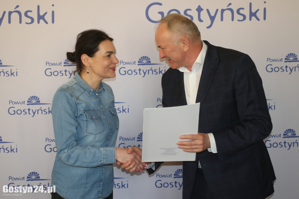 Rozdanie dotacji dla organizacji pozarządowych w powiecie