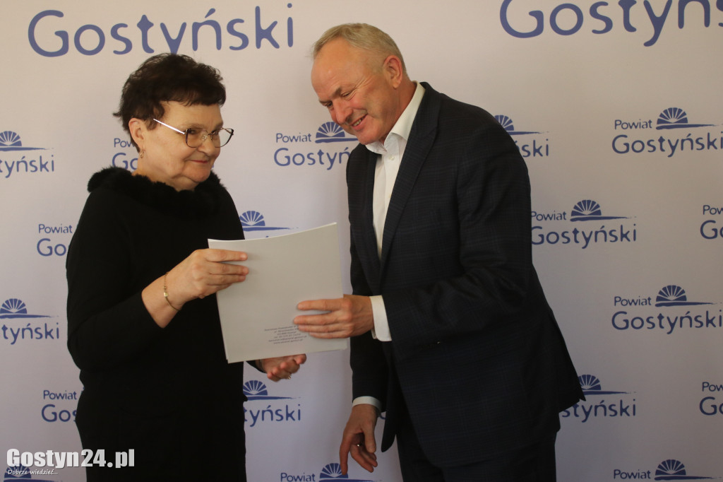 Rozdanie dotacji dla organizacji pozarządowych w powiecie