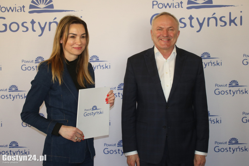 Rozdanie dotacji dla organizacji pozarządowych w powiecie