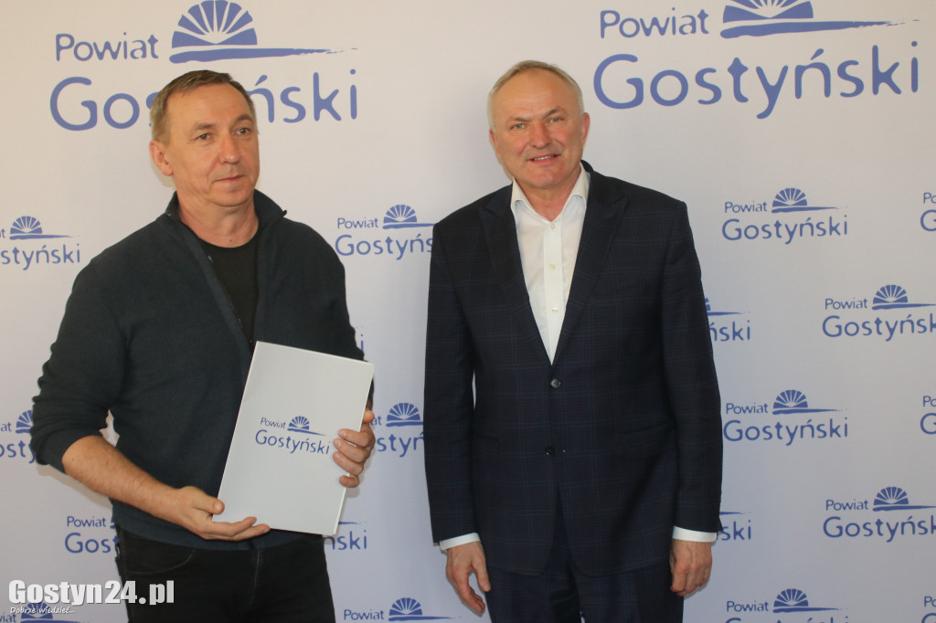 Rozdanie dotacji dla organizacji pozarządowych w powiecie