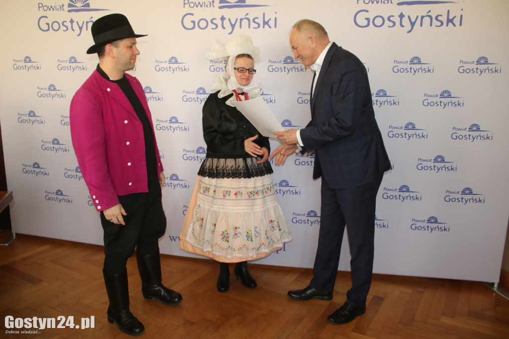 Rozdanie dotacji dla organizacji pozarządowych w powiecie