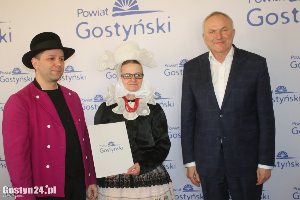 Rozdanie dotacji dla organizacji pozarządowych w powiecie