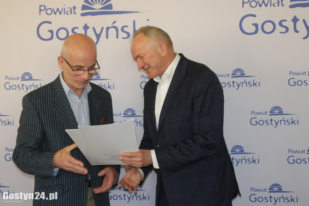 Rozdanie dotacji dla organizacji pozarządowych w powiecie