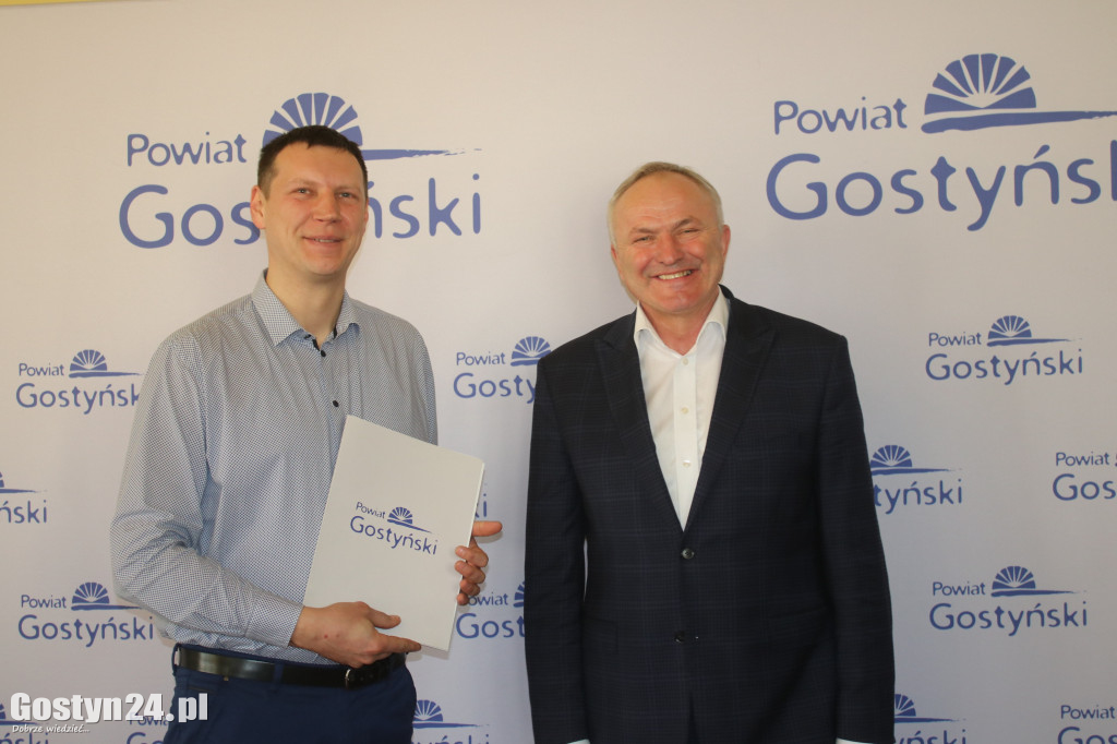 Rozdanie dotacji dla organizacji pozarządowych w powiecie
