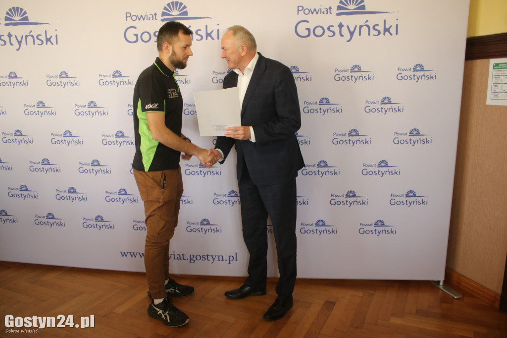 Rozdanie dotacji dla organizacji pozarządowych w powiecie