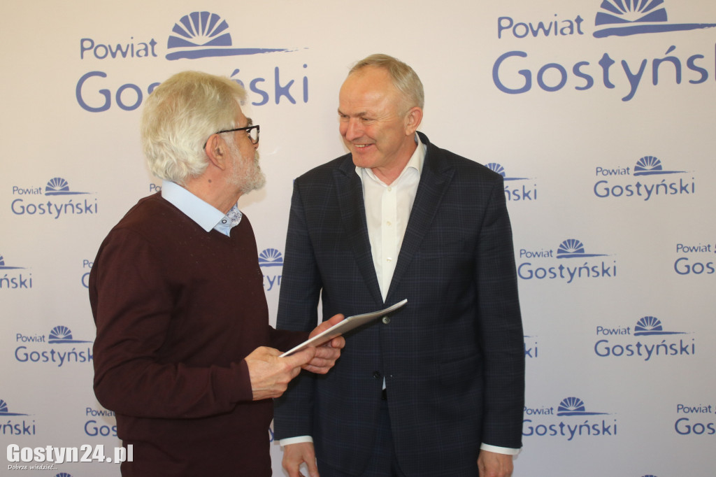 Rozdanie dotacji dla organizacji pozarządowych w powiecie