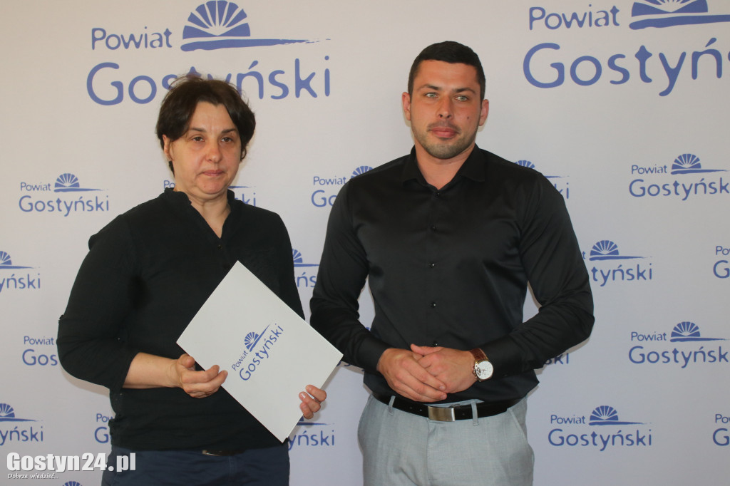 Rozdanie dotacji dla organizacji pozarządowych w powiecie