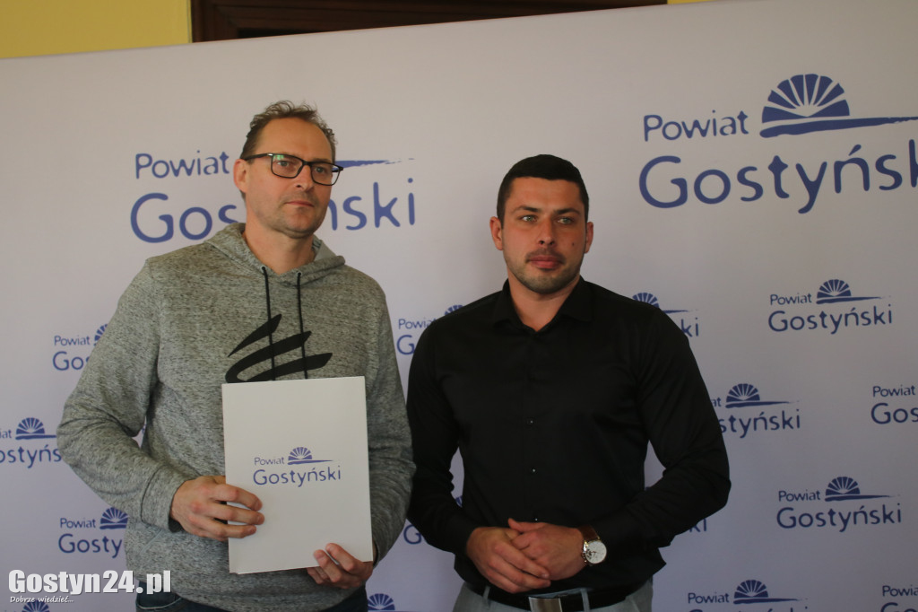 Rozdanie dotacji dla organizacji pozarządowych w powiecie