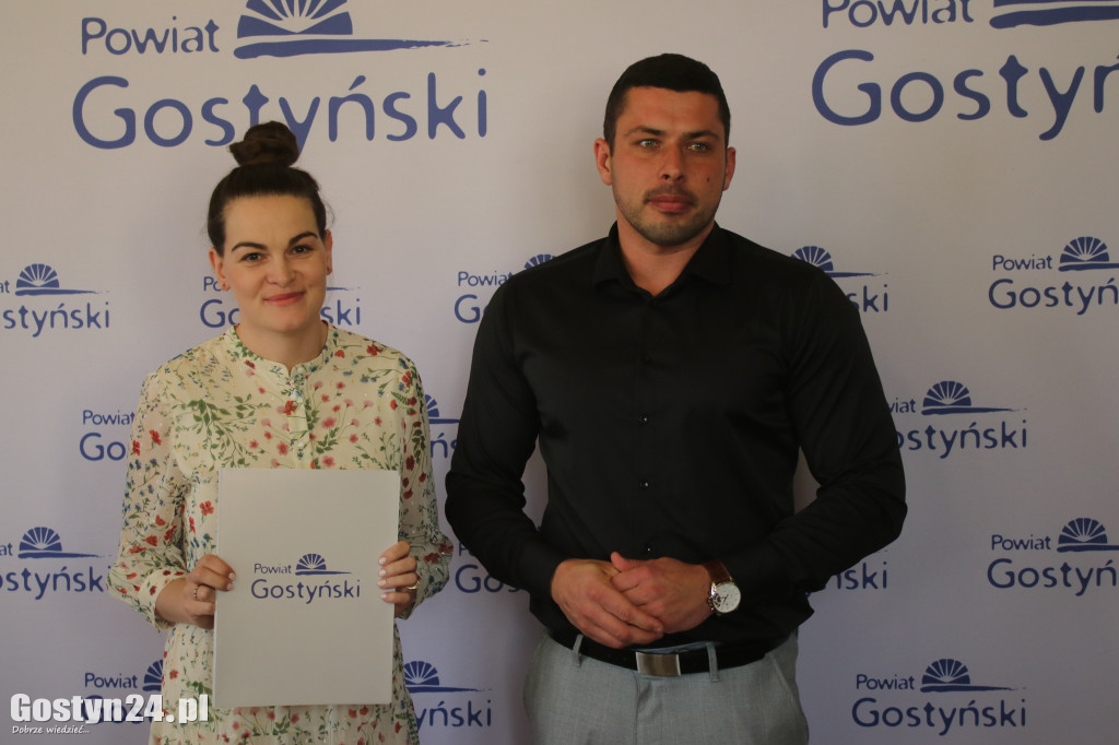 Rozdanie dotacji dla organizacji pozarządowych w powiecie