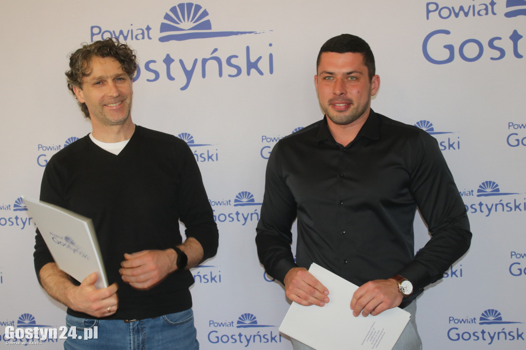Rozdanie dotacji dla organizacji pozarządowych w powiecie