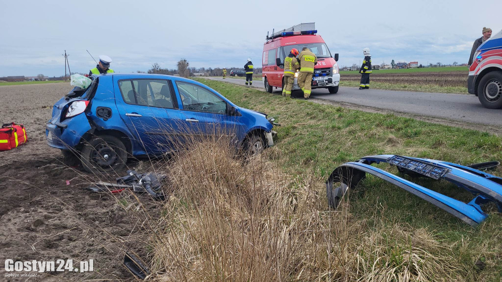 Samochód koziołkował na trasie Zalesie - Ustronie