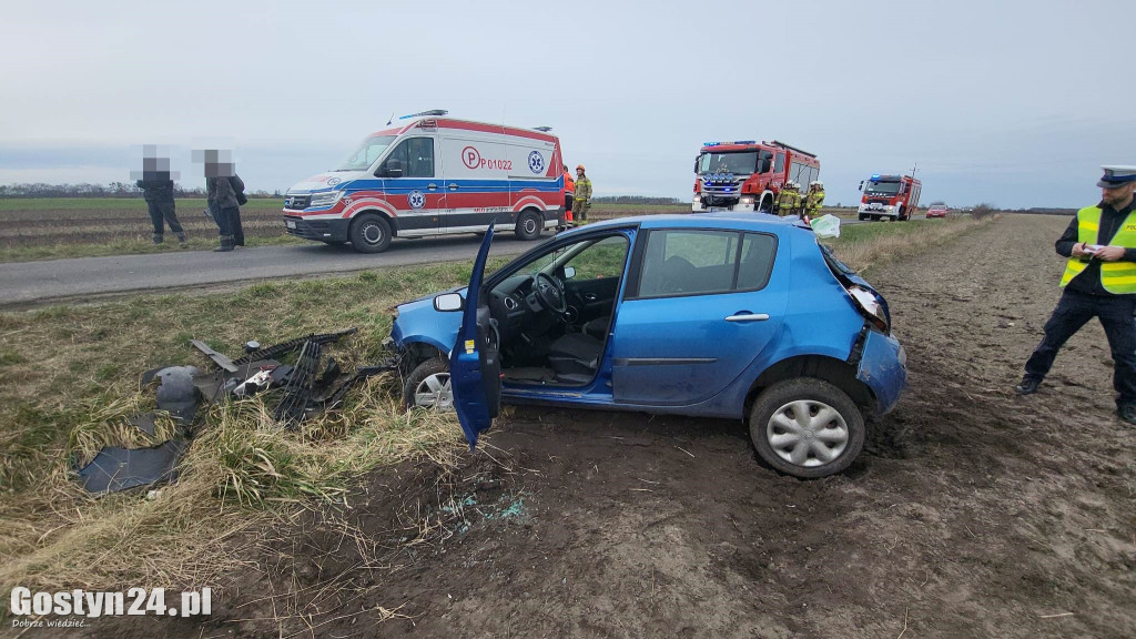 Samochód koziołkował na trasie Zalesie - Ustronie