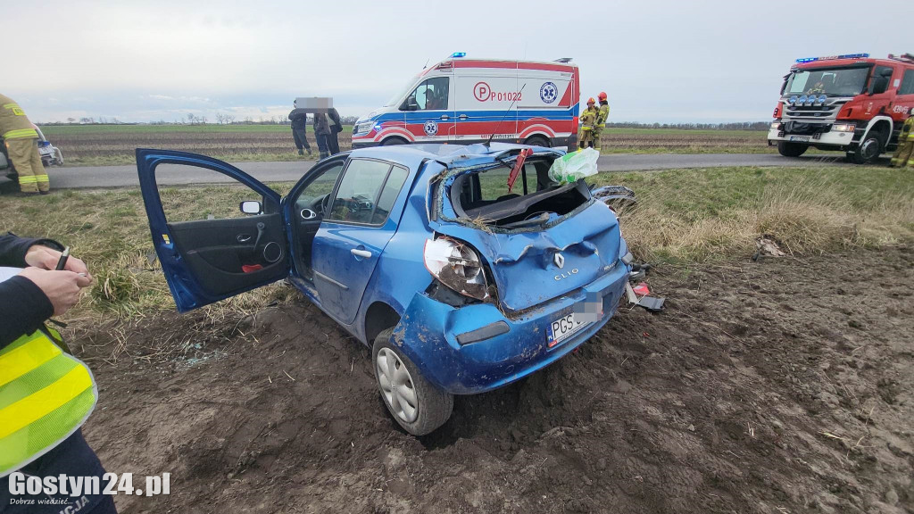 Samochód koziołkował na trasie Zalesie - Ustronie