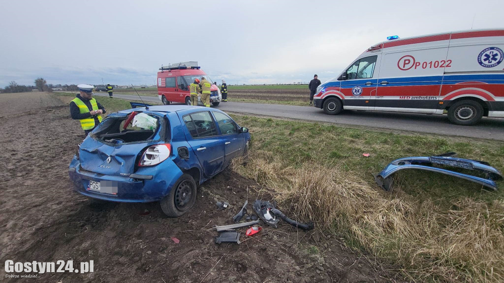 Samochód koziołkował na trasie Zalesie - Ustronie