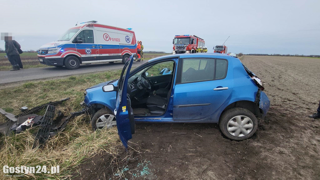 Samochód koziołkował na trasie Zalesie - Ustronie