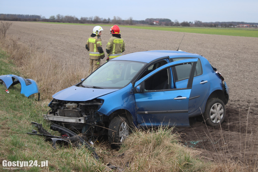 Samochód koziołkował na trasie Zalesie - Ustronie