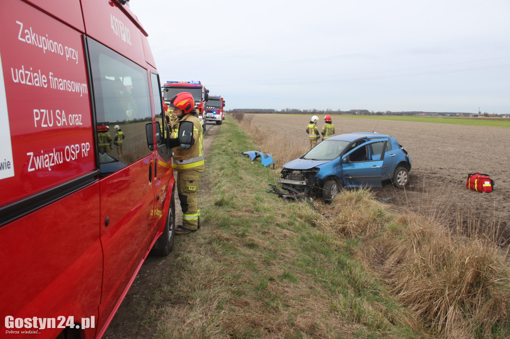 Samochód koziołkował na trasie Zalesie - Ustronie