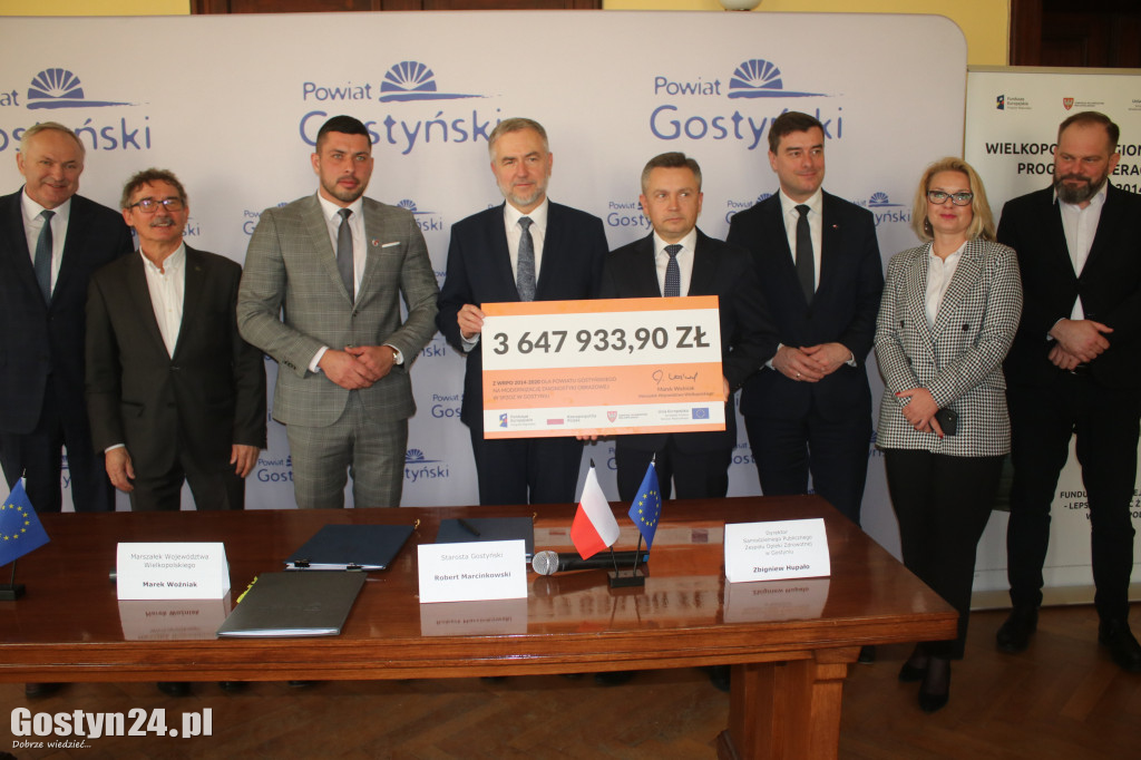 Podpisanie umowy na zakup sprzętu dla szpitala