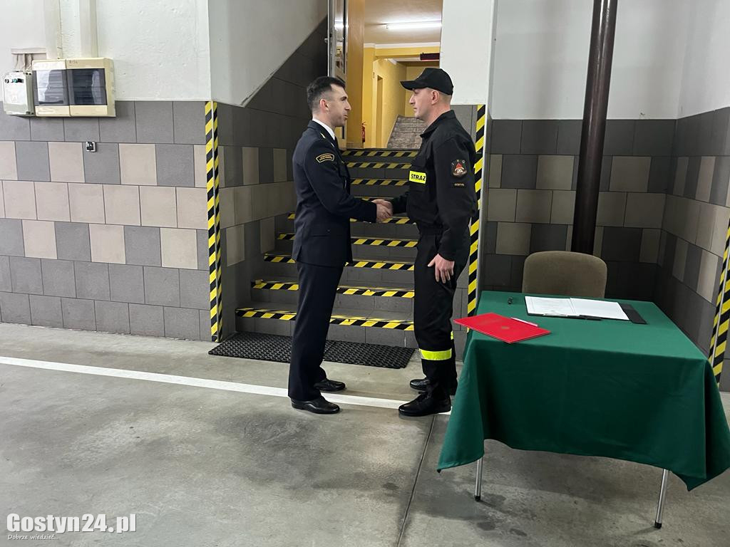 Ślubowanie czwórki nowych strażaków w Gostyniu