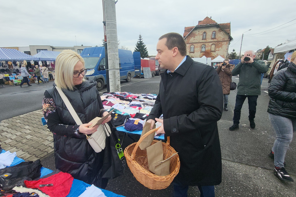 Burmistrz rozdawał cebulki kwiatów na targowisku