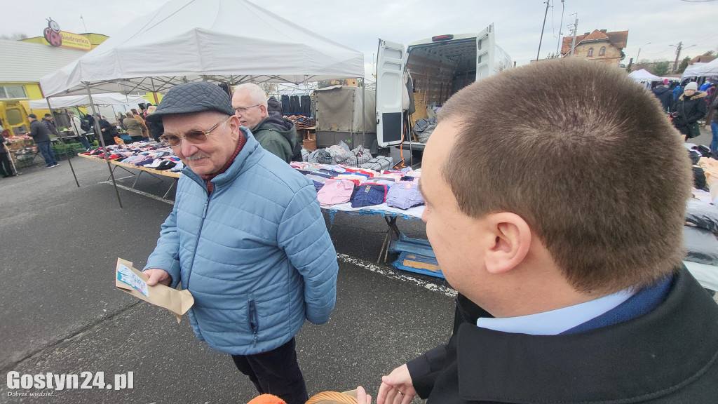 Burmistrz rozdawał cebulki kwiatów na targowisku