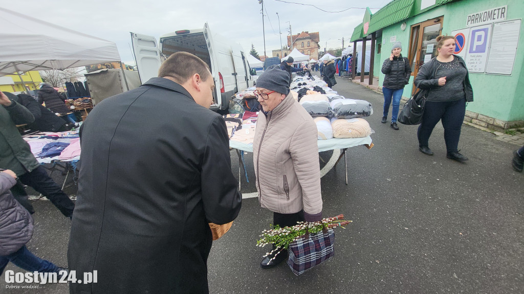 Burmistrz rozdawał cebulki kwiatów na targowisku
