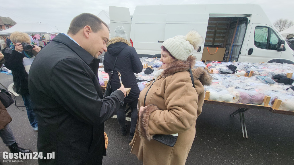 Burmistrz rozdawał cebulki kwiatów na targowisku
