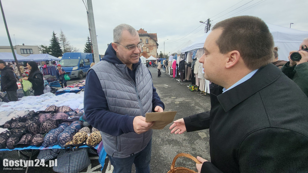 Burmistrz rozdawał cebulki kwiatów na targowisku