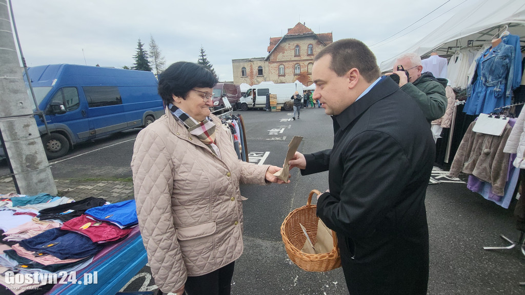 Burmistrz rozdawał cebulki kwiatów na targowisku