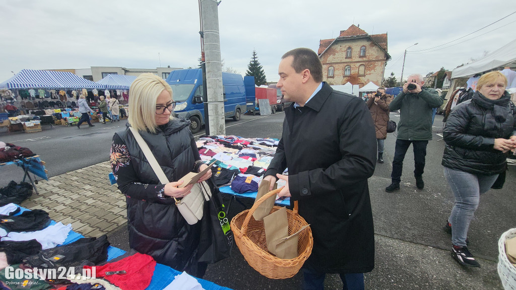 Burmistrz rozdawał cebulki kwiatów na targowisku
