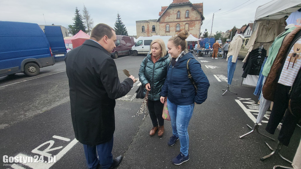 Burmistrz rozdawał cebulki kwiatów na targowisku