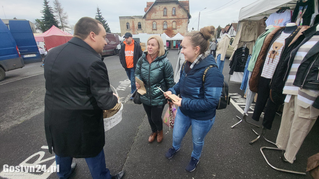 Burmistrz rozdawał cebulki kwiatów na targowisku