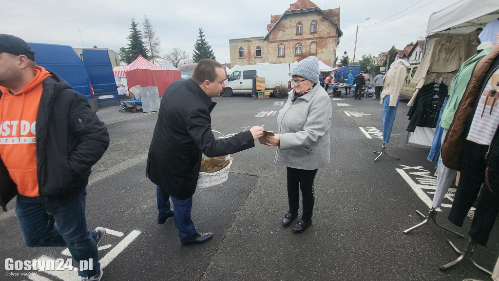Burmistrz rozdawał cebulki kwiatów na targowisku