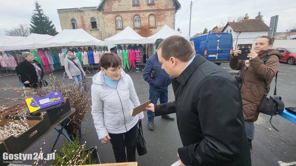 Burmistrz rozdawał cebulki kwiatów na targowisku