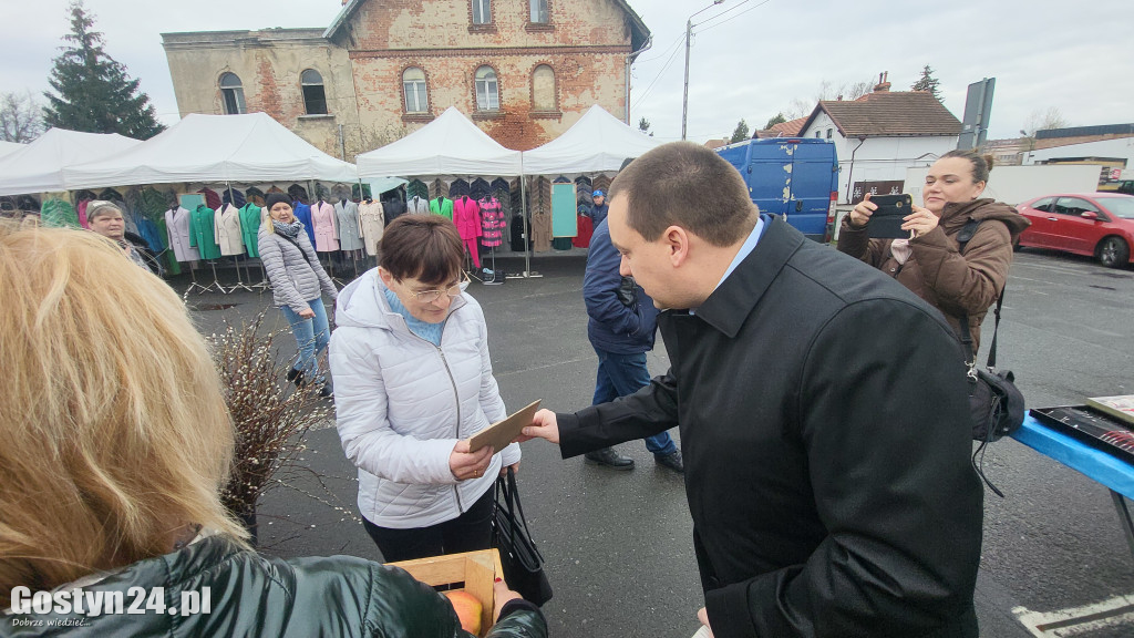 Burmistrz rozdawał cebulki kwiatów na targowisku