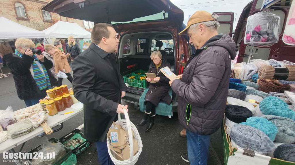 Burmistrz rozdawał cebulki kwiatów na targowisku