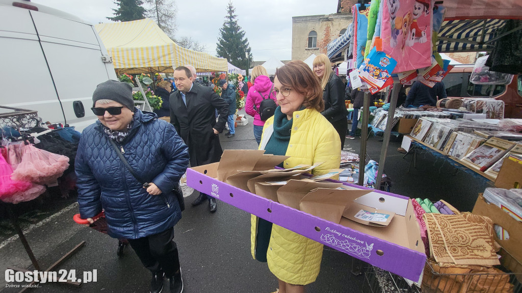 Burmistrz rozdawał cebulki kwiatów na targowisku