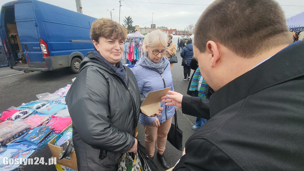 Burmistrz rozdawał cebulki kwiatów na targowisku