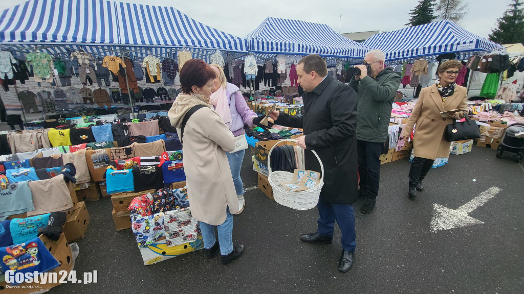 Burmistrz rozdawał cebulki kwiatów na targowisku
