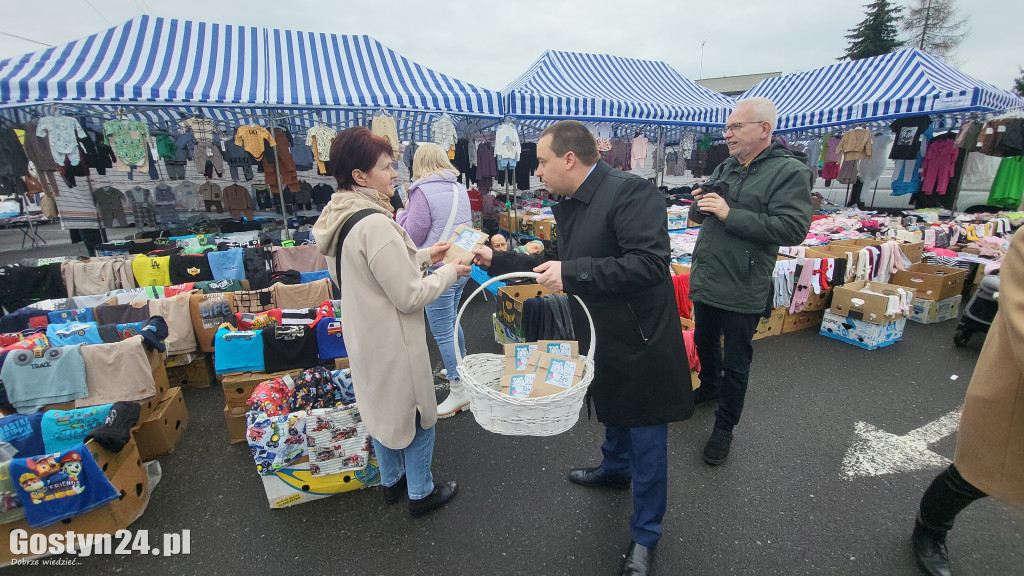 Burmistrz rozdawał cebulki kwiatów na targowisku