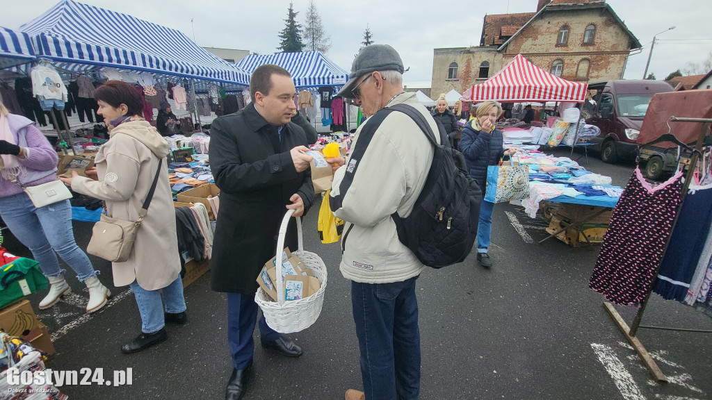 Burmistrz rozdawał cebulki kwiatów na targowisku