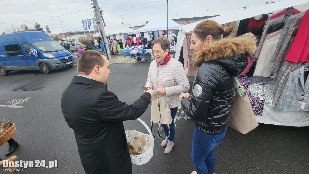 Burmistrz rozdawał cebulki kwiatów na targowisku