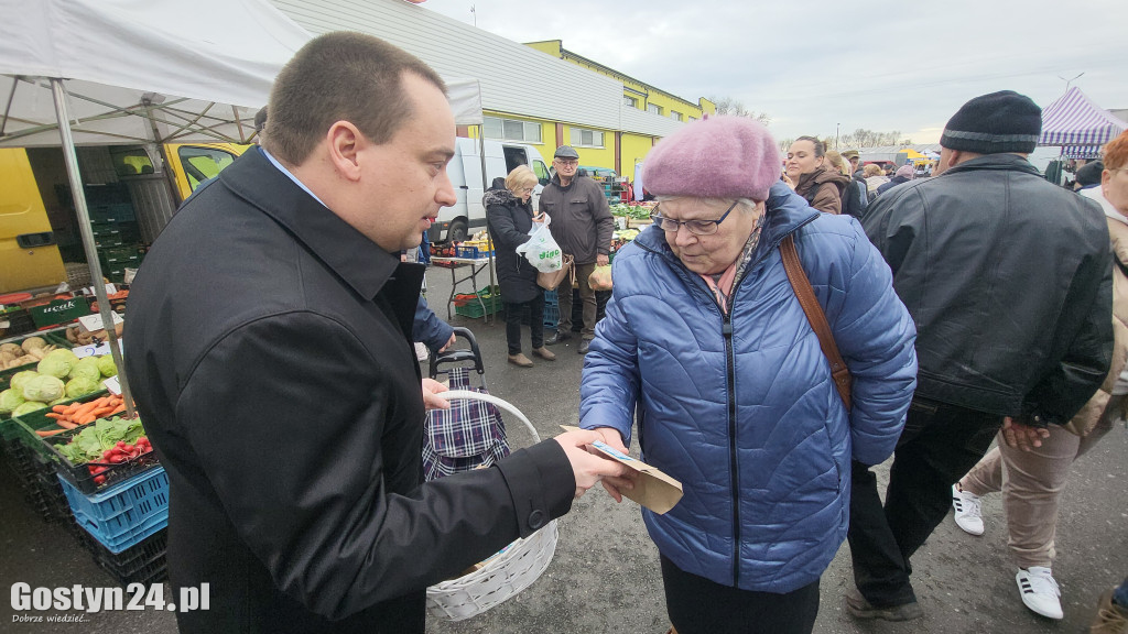 Burmistrz rozdawał cebulki kwiatów na targowisku
