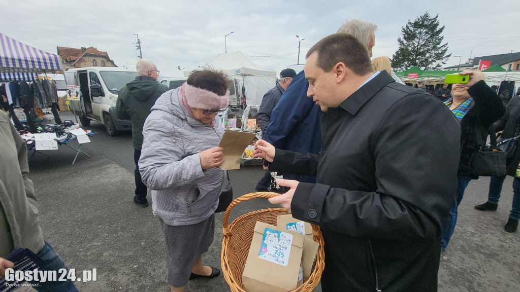 Burmistrz rozdawał cebulki kwiatów na targowisku