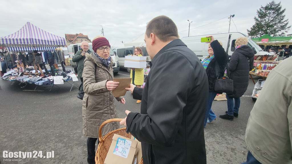 Burmistrz rozdawał cebulki kwiatów na targowisku