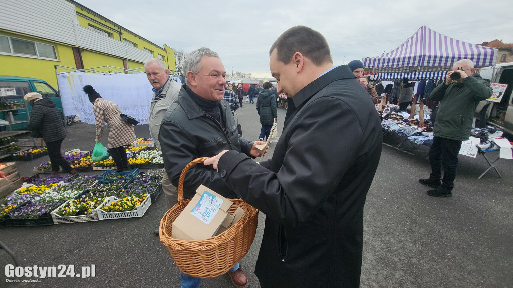 Burmistrz rozdawał cebulki kwiatów na targowisku